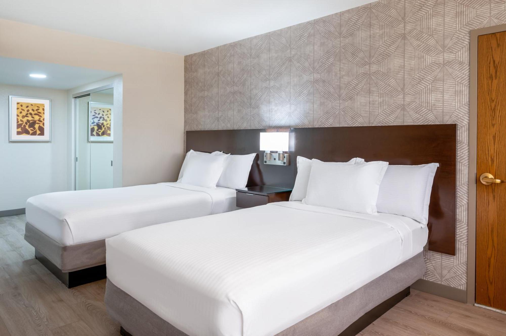 Wyndham Indianapolis Airport Hotel Exterior photo