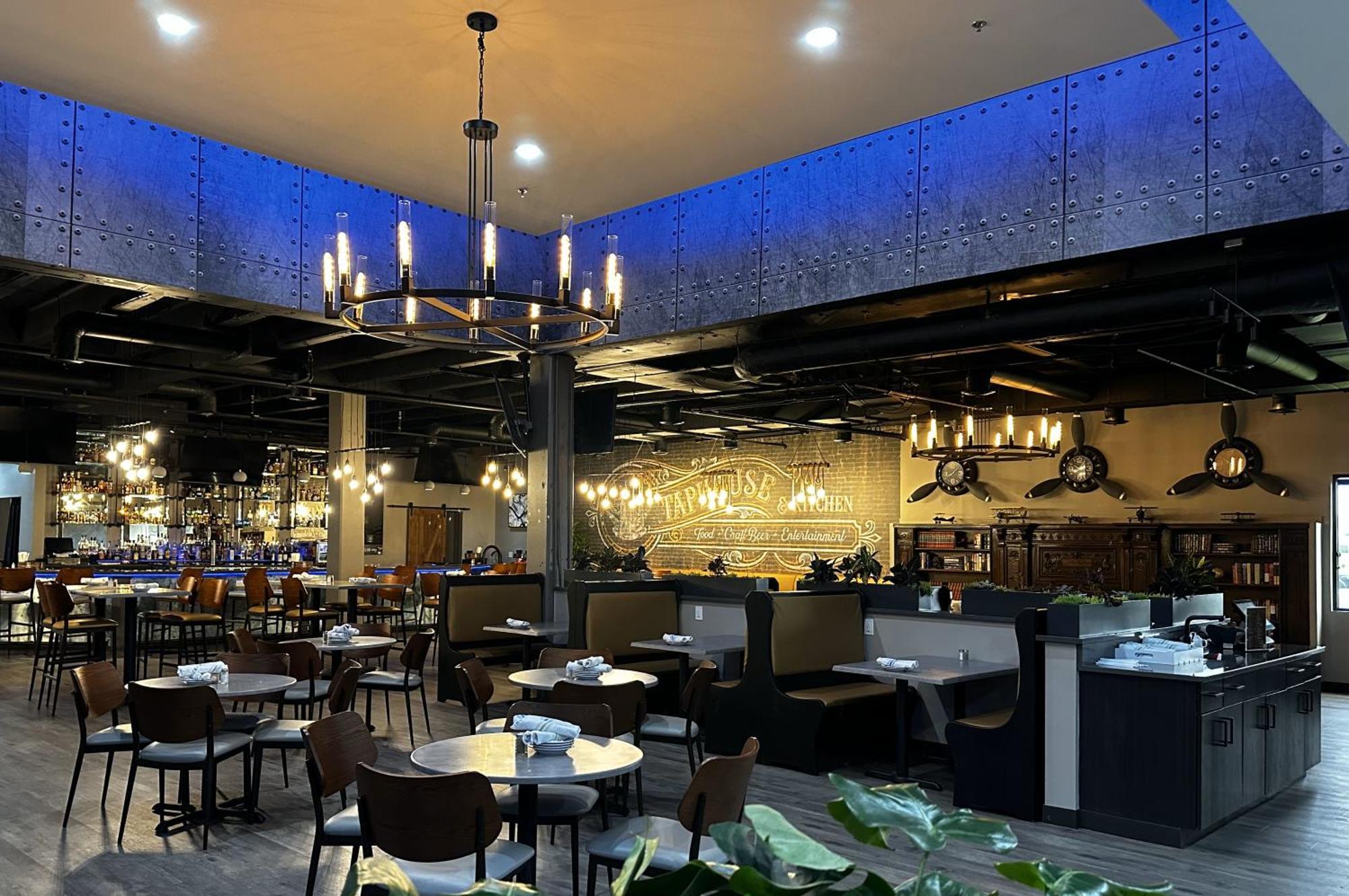 Wyndham Indianapolis Airport Hotel Exterior photo