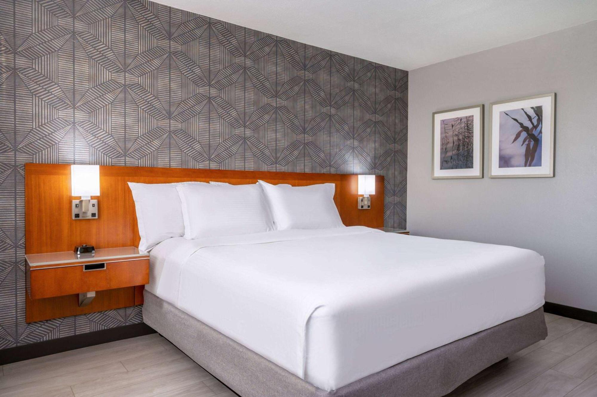 Wyndham Indianapolis Airport Hotel Exterior photo