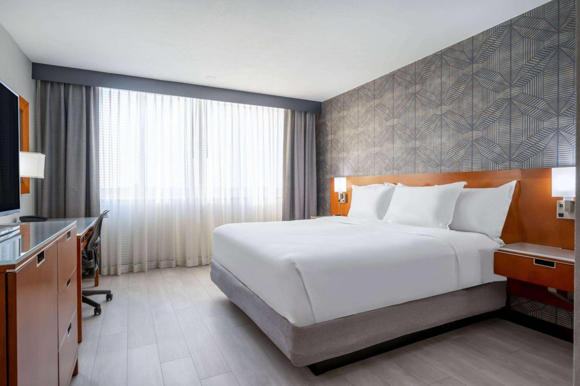 Wyndham Indianapolis Airport Hotel Exterior photo