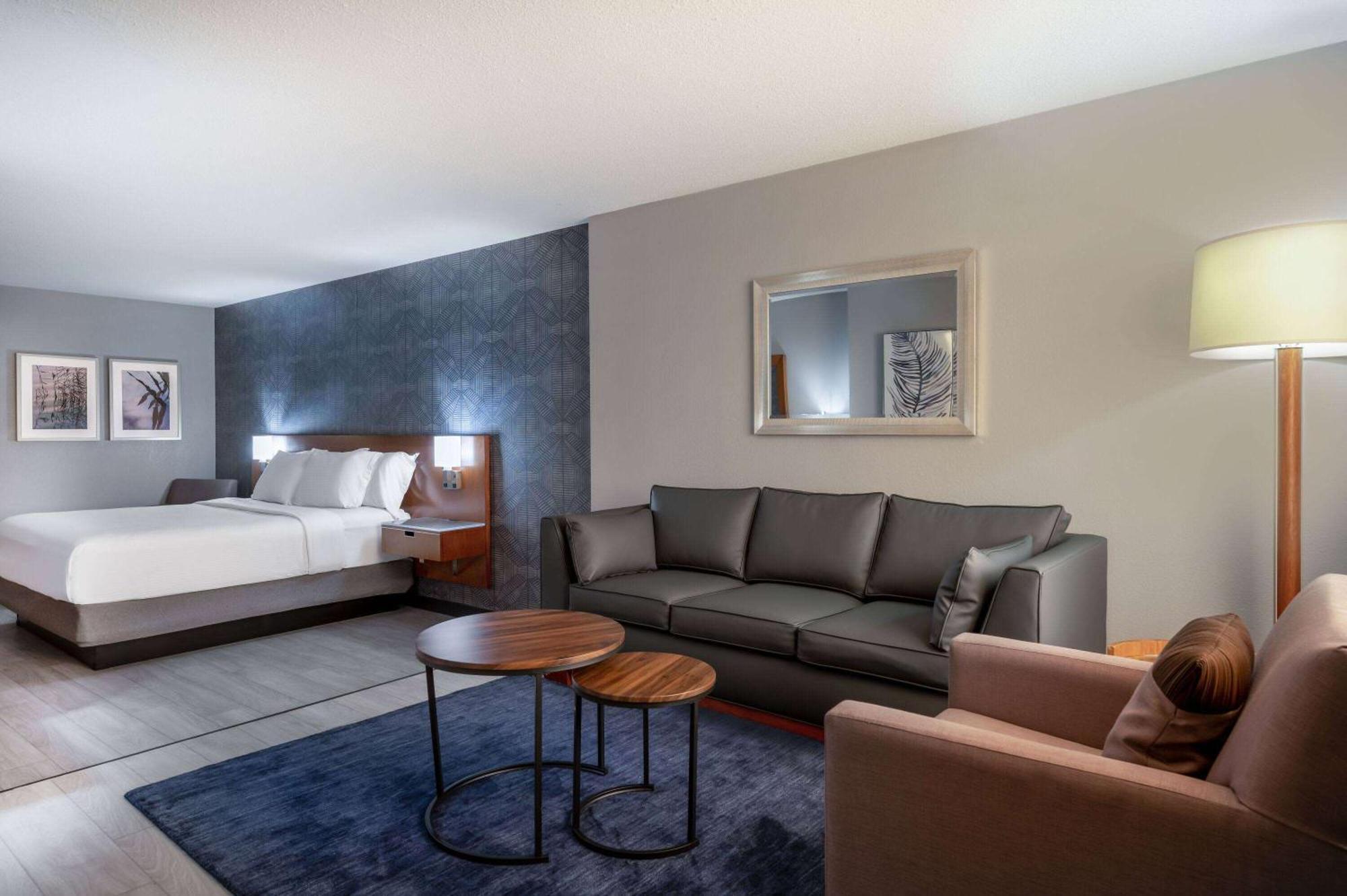Wyndham Indianapolis Airport Hotel Exterior photo