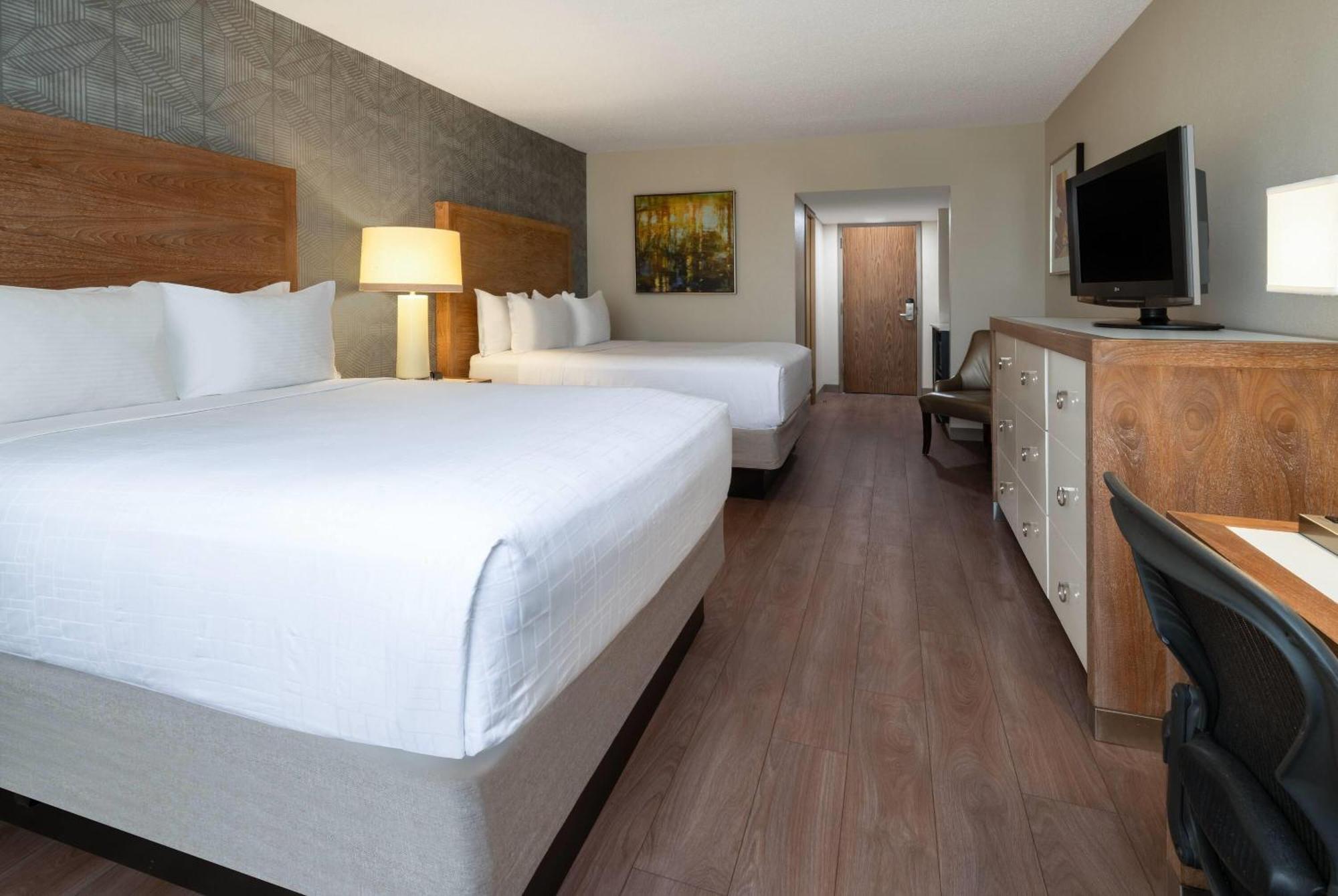 Wyndham Indianapolis Airport Hotel Exterior photo