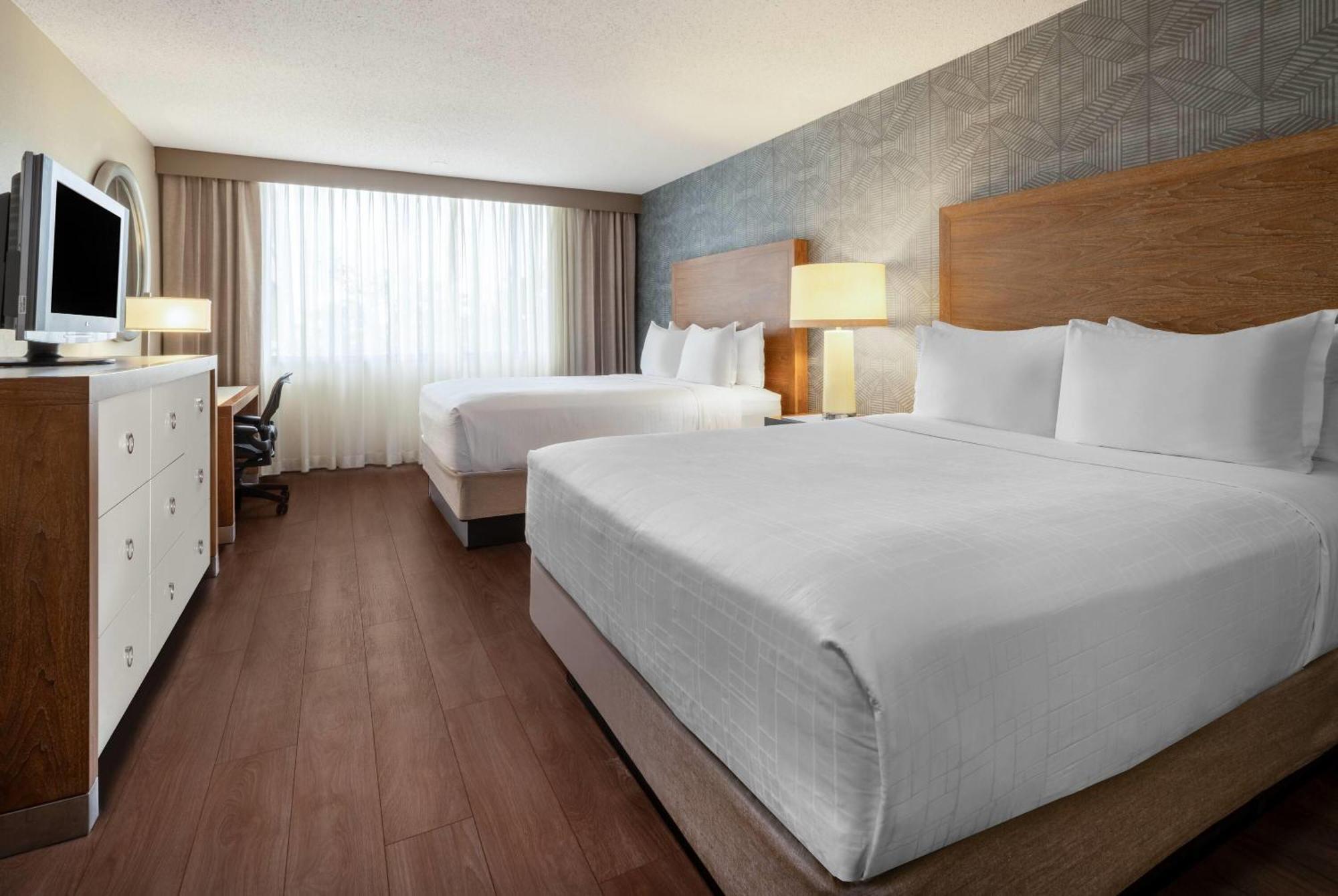 Wyndham Indianapolis Airport Hotel Exterior photo